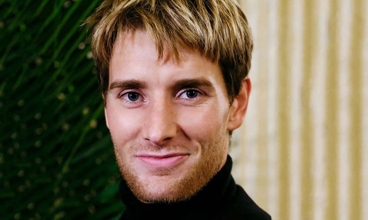 Entre los cuidados para los hombres con cabello teñido está usar productos para este tipo de pelo con los que evitar que el color se deforme.